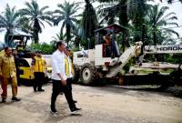 Presiden RI Joko Widodo (Jokowi) meninjau Jalan Inpres Jalur Kerkap-Tanjung Agung Pali, di Kabupaten Bengkulu Utara dalam kunjungan kerjanya ke Provinsi Bengkulu pada Jumat (21/07/2023).