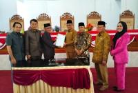 DPRD Kabupaten Seluma kembali adakan Rapat Paripurna dengan agenda Pengesahan Pokok-Pokok Pikiran (Pokir) DPRD tahun 2024, Bertempat di Ruang Gedung Rapat Paripurna DPRD Kabupaten Seluma.