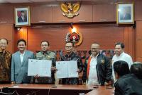 Ketua DKPP Heddy Lugito dan Ketua Umum PWI Atal S. Depari di markas PWI Pusat Teken Kesepahaman Kode Etik Penyelenggara Pemilu (KEPP), Jakarta Selatan, Kamis (06/04/2023).