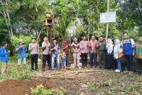 Kapolsek Lais Iptu Sukamto beserta Bhabinkamtibmas Aipda Beta Netra menghadiri acara Penetapan Titik Nol Pembangunan di Desa Lubuk Gedang, Kamis (6/7/2023).