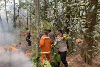 Wakapolresta Bengkulu dan Personel Bantu Padamkan Api Kebakaran di Lahan BKSDA