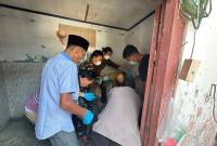 warga asal Pariaman Sumatera Barat yang tinggal di Desa Air Dingin Kecamatan Kaur Selatan Kabupaten Kaur, ditemukan meninggal dunia ditempat tinggalnya pada Minggu (17/9/2023) pagi sekira pukul 09.00 WIB.