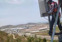 Teknisi jaringan XL Axiata bekerja di atas menara BTS di dekat Sirkuit Mandalika, Kabupaten Lombok Tengah.  XL Axiata memastikan jaringan 4G di Lombok dalam kondisi prima dan siap menyambut gelaran MotoGP  2023 di Sirkuit Mandalika, Kabupaten Lombok Barat, Nusa Tenggara Barat (NTB), 13-15 Oktober 2023. 