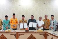 Penandatanganan Naskah Perjanjian Hibah Daerah (NPHD) di ruang rapat Balai Raya Semarak Bengkulu, Kamis (30/11). 