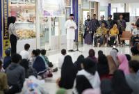 Gubernur Rohidin di Depan Para Anak Yatim Berbagi Kebahagiaan