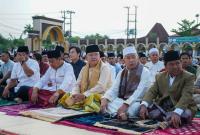 Tampak Gubernur Bengkulu Rohidin Solat Ied