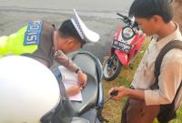 Patroli Hunting, Unit Turjagwali Satlantas Polres Kaur Polda Bengkulu di wilayah hukum Polres Kaur pada Rabu (20/9/2023), berhasil melaksanakan penindakan pelanggaran (tilang) pada 5 pengendara.