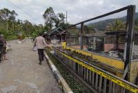 Polisi melakukan olah tempat kejadian perkara pembakaran Balai Desa Seblat Ulu, kemarin.
