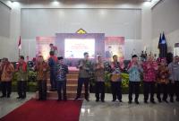 Pemprov Bengkulu menyerahkan satu unit mobil ambulance ke Merga Silima, Jum’at (08/12), di Gedung Serba Guna (GSG) Universitas Bengkulu.