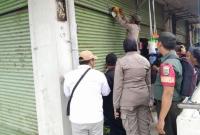 Proses penyegelan kios yang menunggak pembayaran sewa oleh tim gabungan Pemkab Rejang Lebong, Kamis, (14/9/2023). HO-Diperindagkop dan UKM Rejang Lebong