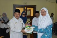 Penyerahan penghargaan kepada juara Kompetisi Film Pendek Islami 