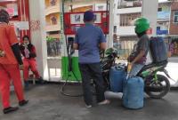 Ilustrasi pengisian BBM menggunakan Jerigen.