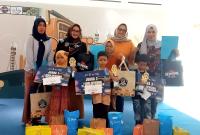Pembagian hadiah lomba mewarnai Hari Radio Nasional di Bengkulu.