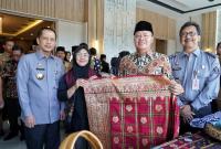 ubernur Rohidin melihat Produk Unggulan Kain Basurek usai menjadi Keynote Speaker pada acara Sosialisasi Promosi dan Diseminasi Indikasi Geografis di Auditorium Two-Kazana Style Hotel Bengkulu, Selasa (20/2) Foto/Dok: