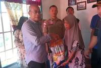 Bupati Bengkulu Selatan, Gusnan Mulyadi Salurkan Bantuan Logistik kepada Keluarga Korban Hanyut di Bandar Ragung.