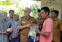 Bupati Bengkulu Selatan, Gusnan Mulyadi, turun langsung menyalurkan bantuan masa panik kepada keluarga korban kebakaran rumah di Desa Padang Nibung, Kecamatan Bunga Mas.