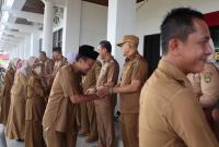 Bupati Gusnan Mulyadi halal bihalal dengan seluruh karyawan dan karyawati Sekretariat Daerah.