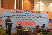 Asisten I Khairil Anwar menutup Bimbingan Teknis (Bimtek) Guru Utama Revitalisasi Bahasa Daerah Provinsi Bengkulu yang diselenggarakan oleh Kantor Bahasa Bengkulu, Jumat (17/5/2024).