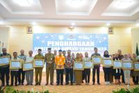 Gubernur Bengkulu Rohidin Mersyah berfoto bersama pada acara penyerahan Paritrana Award di Balai Semarak, Selasa (14/5/2024).