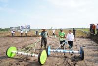 Bupati Seluma menghadiri Rapat Koordinasi Wilayah (Rakorwil) Percepatan Luas Tambah Tanah (LTT) Pajale dan acara Tanam Bersama Padi Atabela di Desa Sarimulyo, Kecamatan Sukaraja, pada Rabu (19/6/2024).