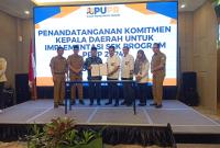 Wakil Bupati Seluma menandatangani komitmen kepala daerah untuk implementasi Strategi Sanitasi Kota, di Aula Two K Azana Style Hotel Bengkulu pada Selasa (2/7/2024).