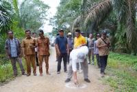 Bupati Seluma memimpin pelaksanaan titik nol pembangunan tiga link jalan lingkungan milik Pemerintah Daerah di dua kecamatan, Senin (29/7/2024).