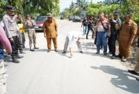 Titik nol pada dua proyek jalan lingkungan dan satu proyek siring pasang beserta plat duiker di Kecamatan Seluma, (7/5/2024).