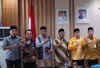 Asisten III Setda Provinsi Nandar Munadi dan lainnya berkomitmen untuk mewujudkan target PAD Pemprov Bengkulu, Minggu (1/12/2024). (Aswari~PenaRafflesia.Com)