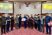 ​​​​​​​Plh Sekda Provinsi Haryadi menerima SK pengesahan APBD TA 2025 yang sudah ditandatangani unsur pimpinan DPRD Provinsi Bengkulu dipenghujung rapat paripurna, Jum'at (29/11/2024). (Anasril~PenaRafflesia.Com)