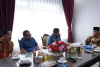 Plt Gubernur Rosjonsyah berdiskusi dengan Danlanal Bengkulu terakit pengamanan Natal 2024, Selasa (3/12/2024). (Agung~PenaRafflesia.Com)