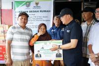Gubernur Bengkulu Rohidin Mersyah menyalurkan bantuan tali asih bedah rumah kepada dua keluarga di Jalan Merawan 7 RT 27, Kelurahan Sawah Lebar Lama, Kecamatan Ratu Samban, Kota Bengkulu, pada hari Selasa, 14 Mei 2024.