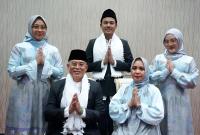 Bupati Gusnan Mulyadi bersama keluarga.