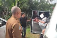 Bupati Gusnan Mulyadi mendampingi langsung penjemputan warga BS yang sakit.