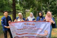 Tim mahasiswa Sosiologi FISIP UNIB yang menggelar kegiatan pemberdayaan masyarakat bagi Ibu PKK Kelurahan Bajak Kota Bengkulu, Kamis (12/12/2024). (Angga~PenaRafflesia.Com)