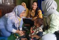 Dinas PPKB-P3A Bengkulu Selatan dan tenaga kesehatan saat melakukan pemeriksaan terhadap Balita di wilayah BS.