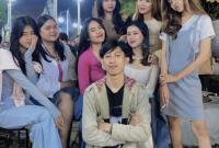 Laki-laki yang ditengah poteet Ubay Cinambo kreator asal Jawa Barat. (Doc:Su1)