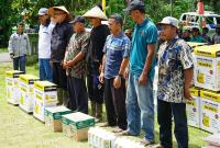 Bantuan Alsintan dan bibit diberikan Gubernur Bengkulu Rohidin Mersyah kepada para kelompok tani, kemarin. (Foto : Deni/Penarafflesia.com).