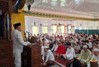 Bupati Seluma Erwin Octavian saat menyampaikan sambutanya sebelum melaksanakan sholat idul adha di masjid agung Baitul Falihin