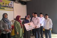 Bupati Seluma Erwin Octavian, SE saat mendistribusikan bantuan UMK dan alat kerja ke Masyrakat penerima