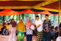 Bupati Seluma Erwin Octavian Bagikan bantuan sembako kepada warga Lunjuk kecamatan Seluma Barat