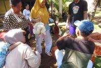 Pembagian bibit ayam desa talang ulu program ketahanan pangan"Redy Penarafflesia.com"