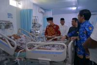 Gubernur Rohidin saat membesuk Erni di RSUD M. Yunus, Jumat (17/5/2024).