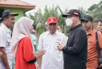 Gubernur Bengkulu, Rohidin Mersyah, secara langsung menyerahkan bantuan tersebut di dua posko tanggap bencana di Kabupaten Agam pada hari Rabu (15/5).