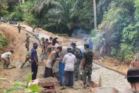 Semangat gotong royong warga bersama TMMD, didususn sinar selatan desa bukit tinggi kecamatan Ketahun. "Redy Penararafflesia.com "