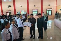 Pemberian SK oleh Bupati Seluma secara simbolis