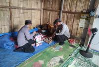 Pemberian Sembako Kepada warga yang sakit dan kurang mampu oleh Babinkantibmas Maje, Selasa (11/06/2024)