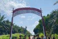 Pemasangan gapura sebagai batas untuk memasuki desa. Kegiatan memperingati HUT RI 79, Senin (29/07/2024)