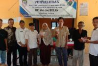 Poto ; Dodi Herni kades Desa Tanjung agung Seluma Barat saat memberikan BLT-DD kepada KPM