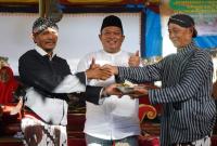 Bupati Selumsa saat menghadiri syukuran desa sumber Arum yang ke 53