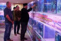 Plt Gubernur Rosjonsyah sewaktu melihat Ikan Louhan yang dipamerkan dalam kontes, Rabu (13/11/2024). (Aldo~PenaRafflesia.Com)